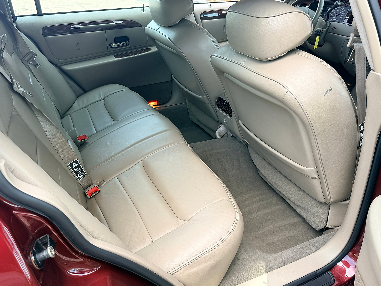 Used 2002 Lincoln Town Car Executive RWD image 41