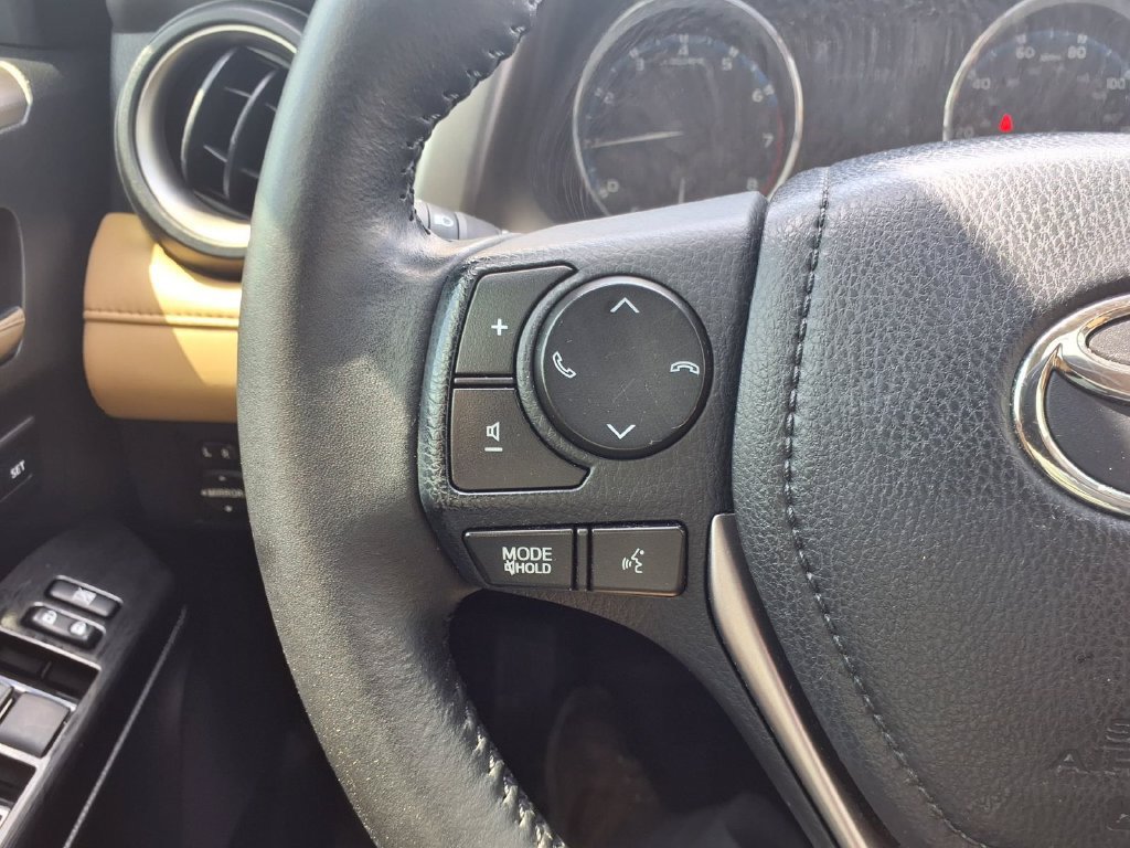 Used 2018 Toyota RAV4 Limited FWD image 16
