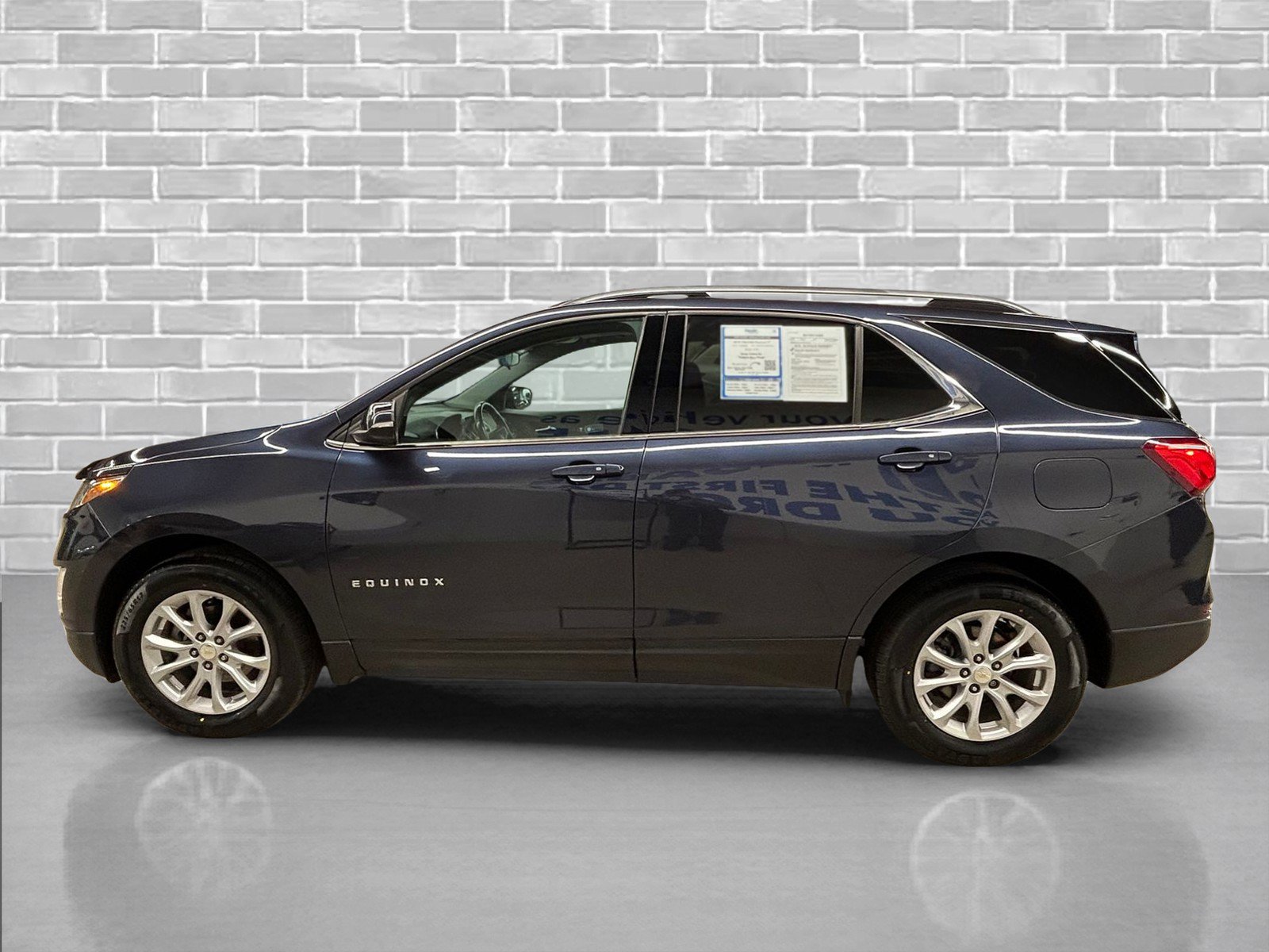 Used 2018 Chevrolet Equinox LT w/ Sun & Infotainment Package image 2