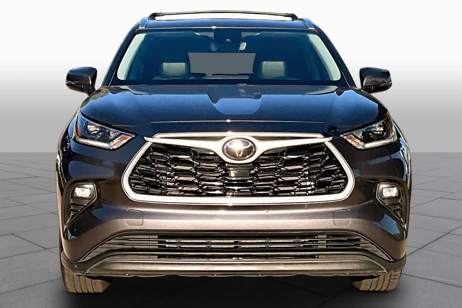 Used 2021 Toyota Highlander XLE AWD/4WD image 4