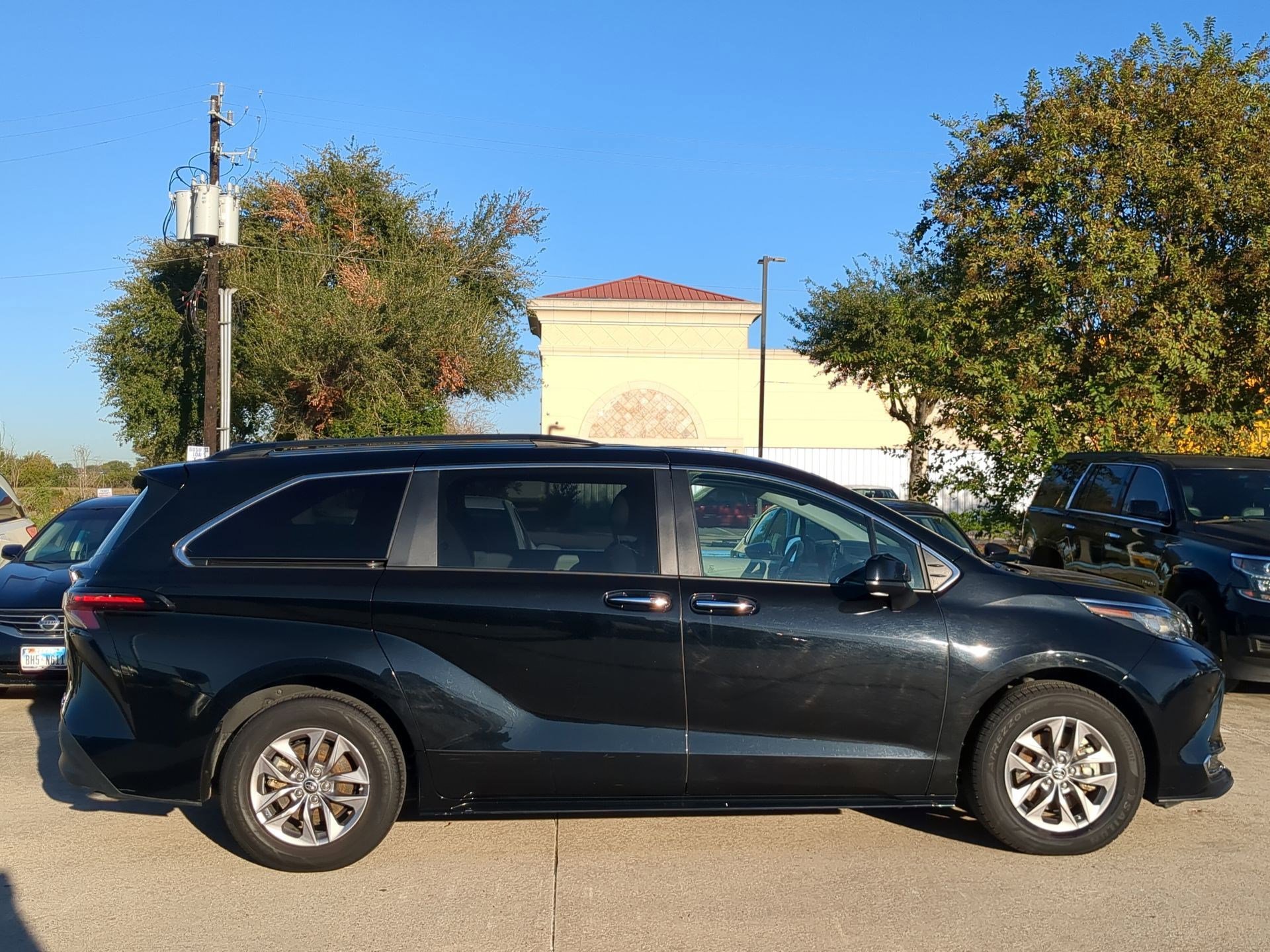 Used 2023 Toyota Sienna XLE image 2