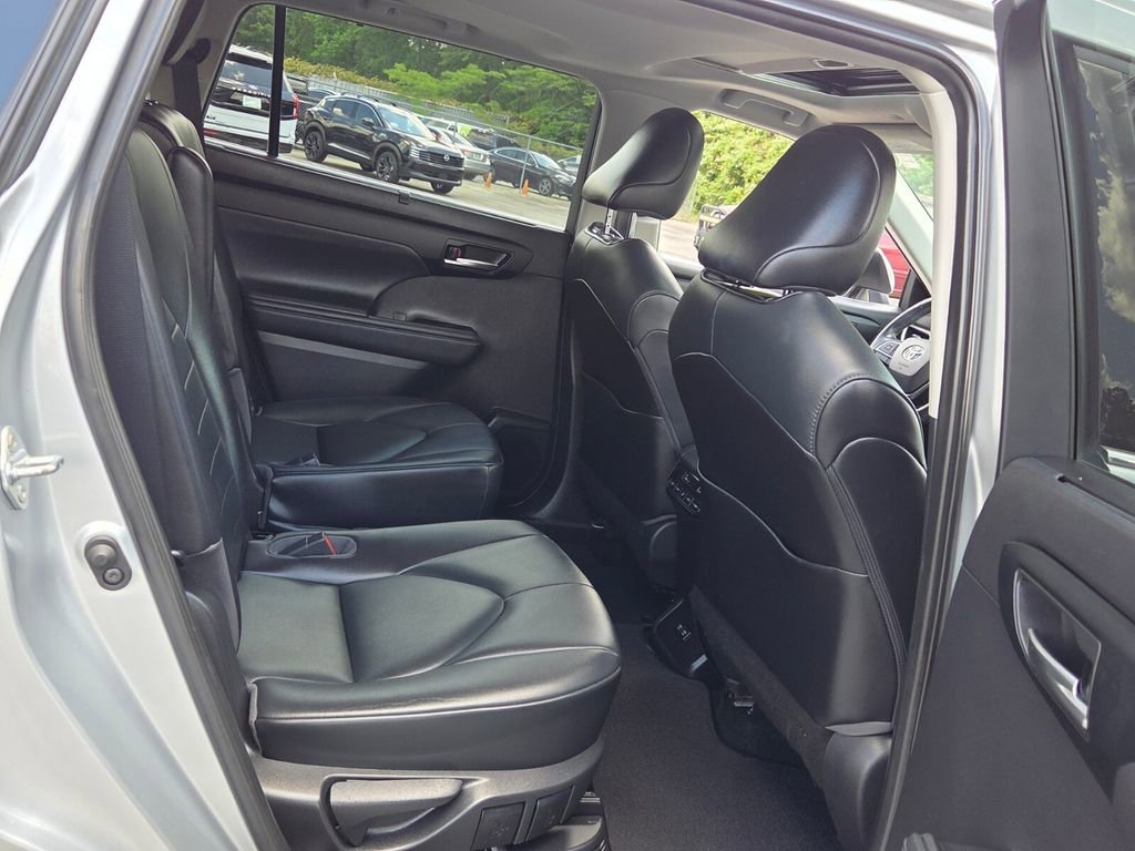 Used 2021 Toyota Highlander XLE FWD image 13