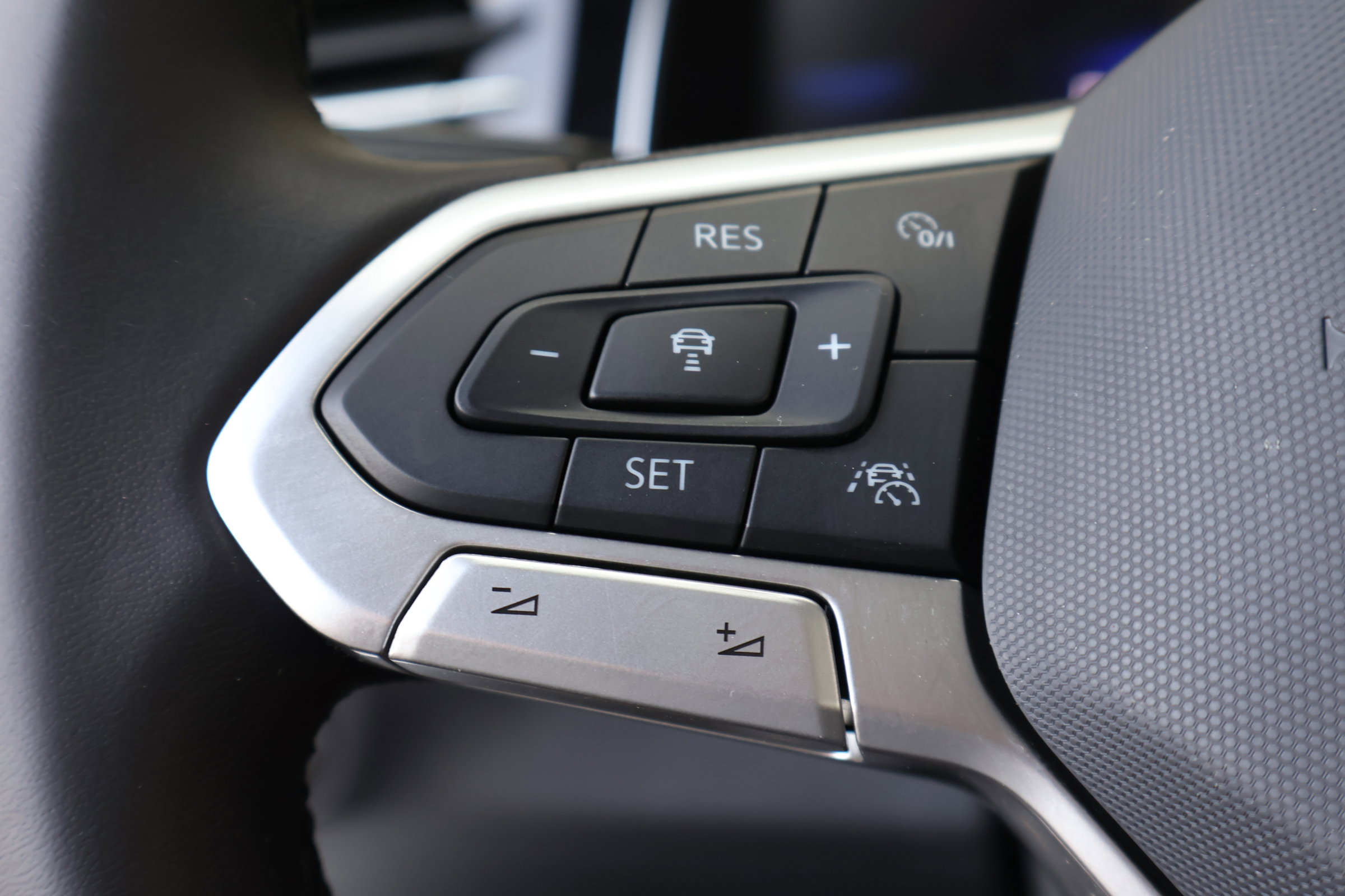 Used 2025 Volkswagen Jetta SE w/ Sunroof Package image 24