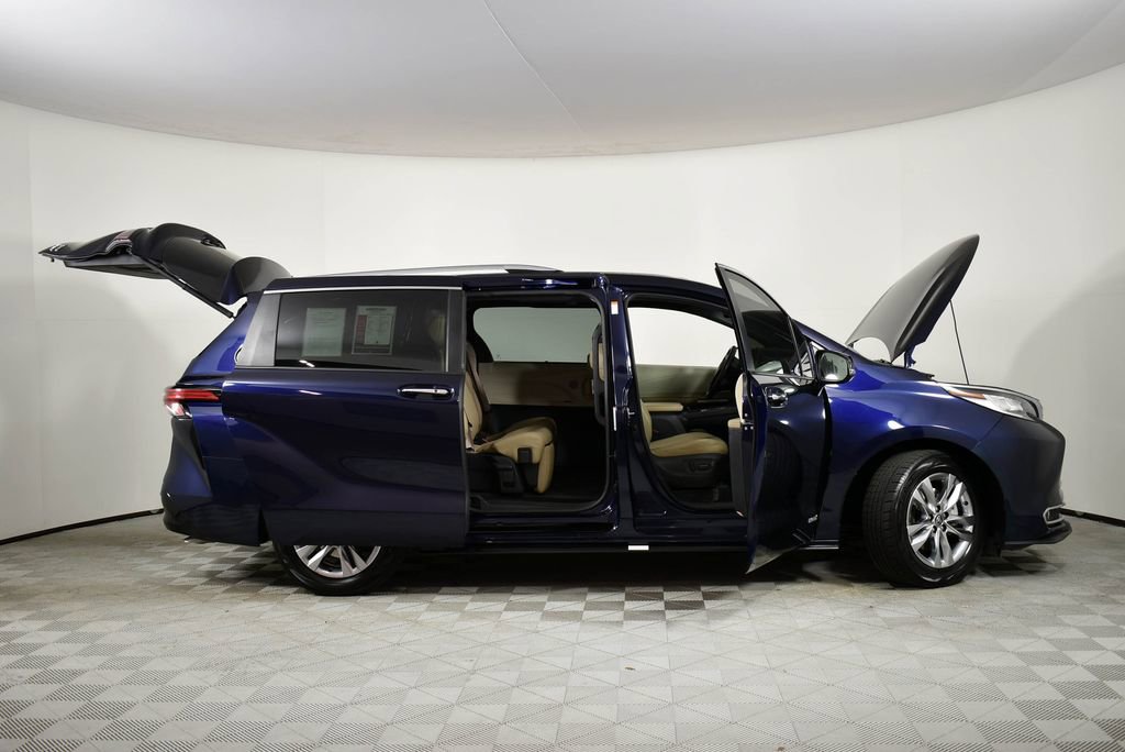 Used 2021 Toyota Sienna Limited image 7