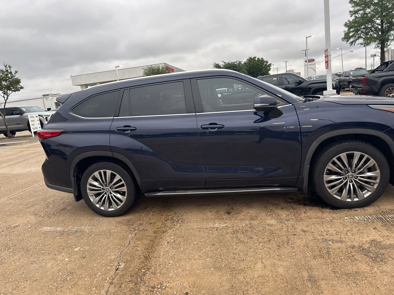 Used 2021 Toyota Highlander Platinum FWD image 3