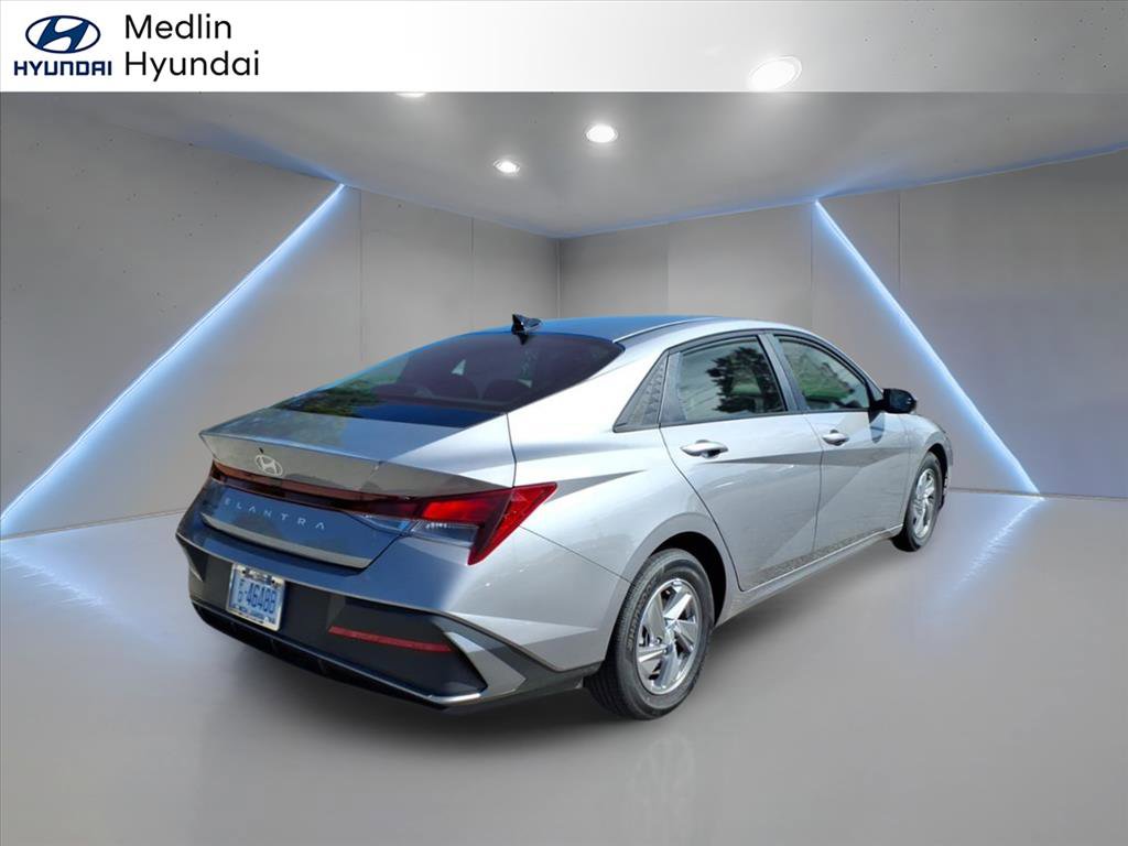 New 2025 Hyundai Elantra SE FWD image 3