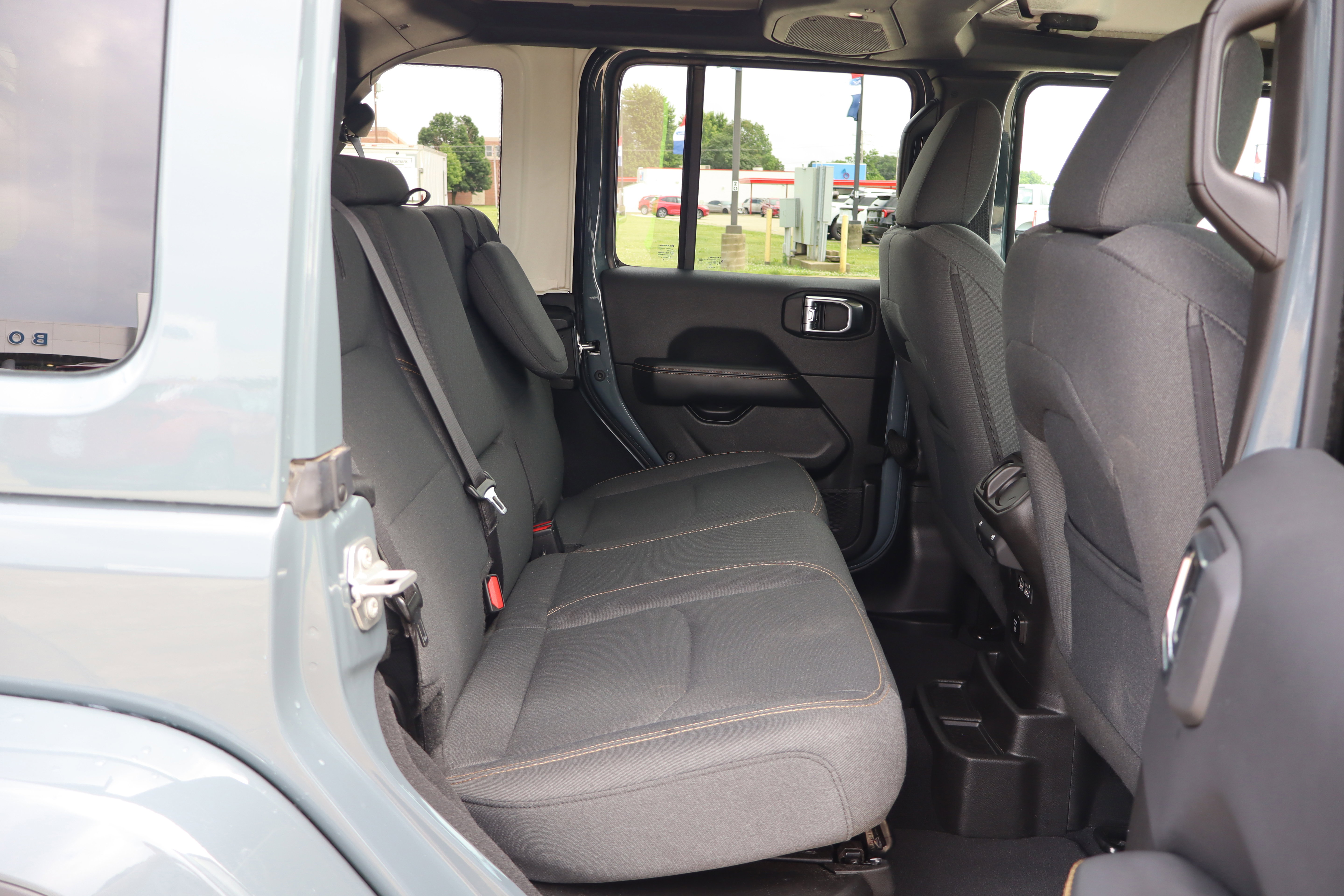 Used 2025 Jeep Wrangler Unlimited Sahara AWD/4WD image 11