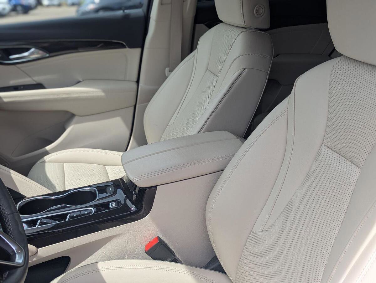 Used 2023 Buick Envision Essence AWD/4WD image 32