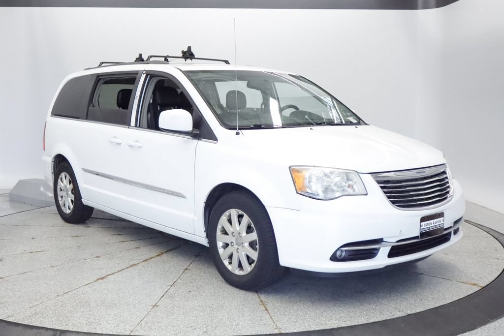 Used 2014 Chrysler Town & Country Touring FWD image 9