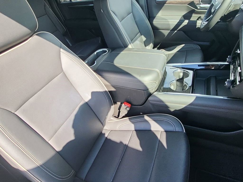 Used 2025 Chevrolet Suburban Premier image 34