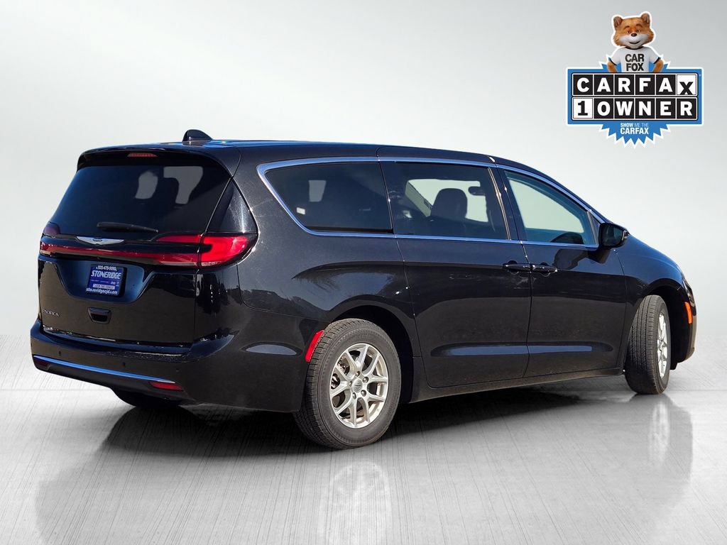 Used 2023 Chrysler Pacifica Touring-L FWD image 4