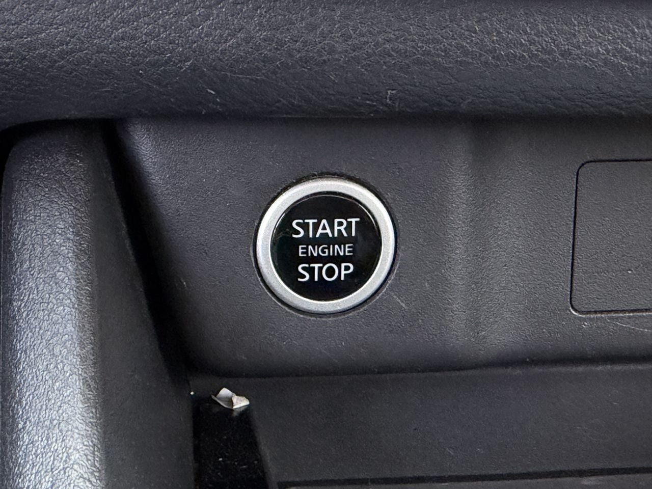 Used 2022 Nissan Rogue SV FWD image 13