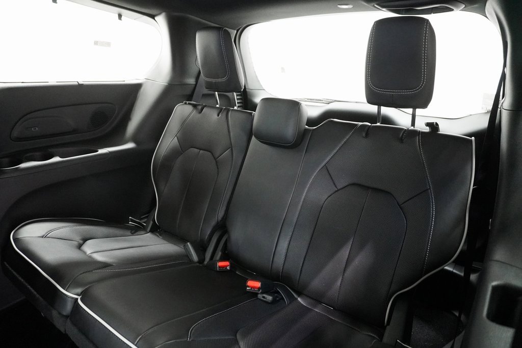 Used 2024 Chrysler Pacifica Limited w/ S Appearance Package image 18