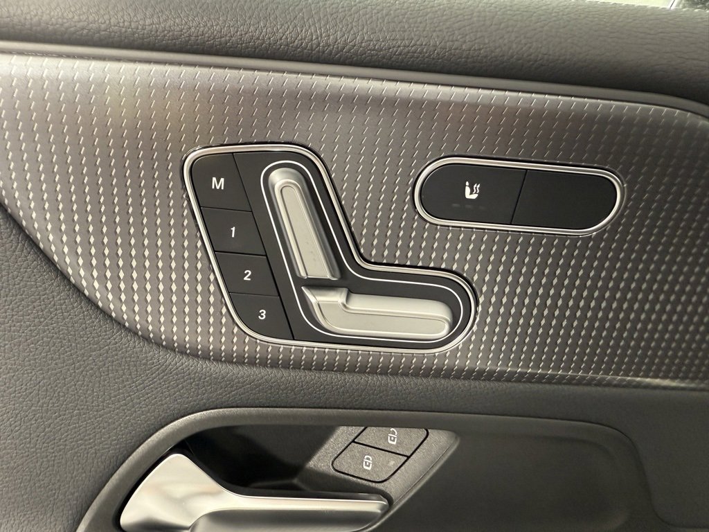 Used 2023 Mercedes-Benz EQB 300 4MATIC image 15