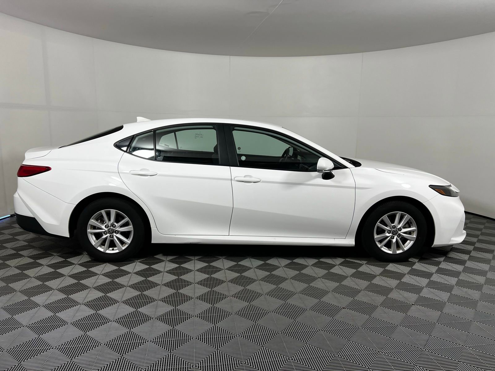 Used 2025 Toyota Camry LE image 4