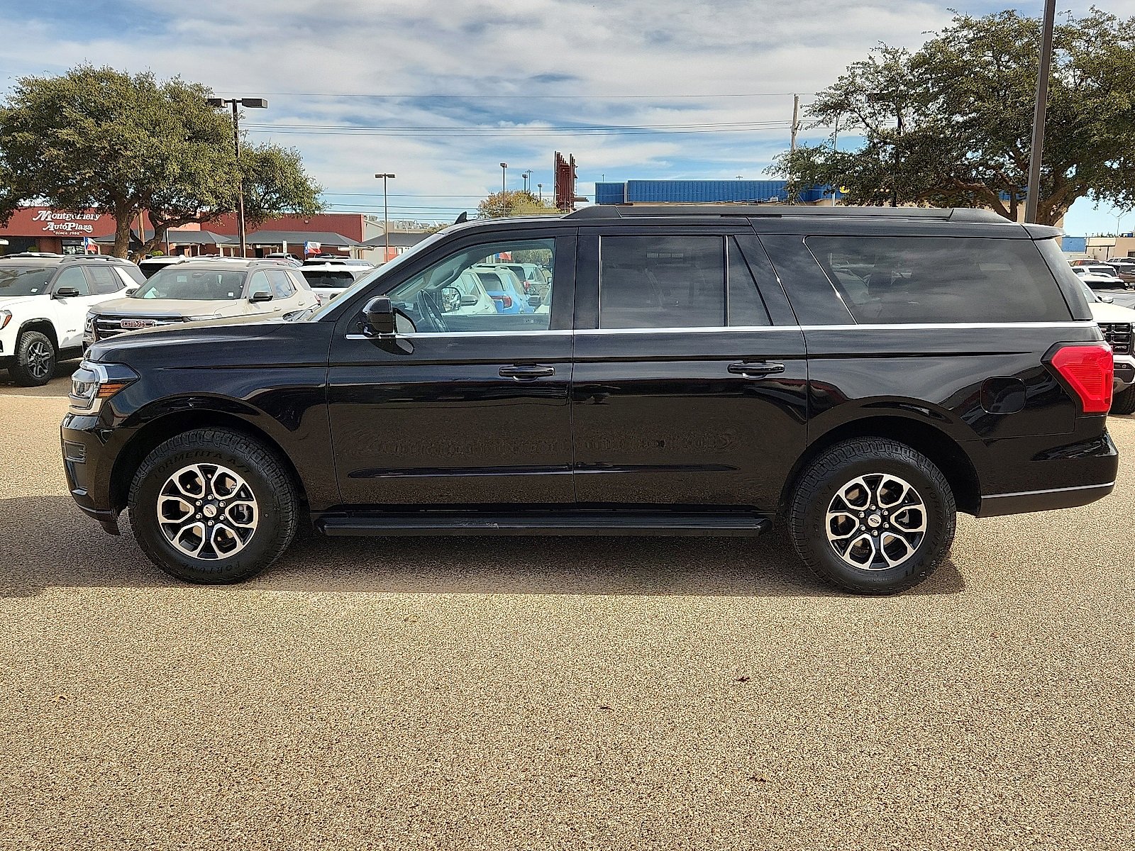 Used 2024 Ford Expedition Max XLT image 2