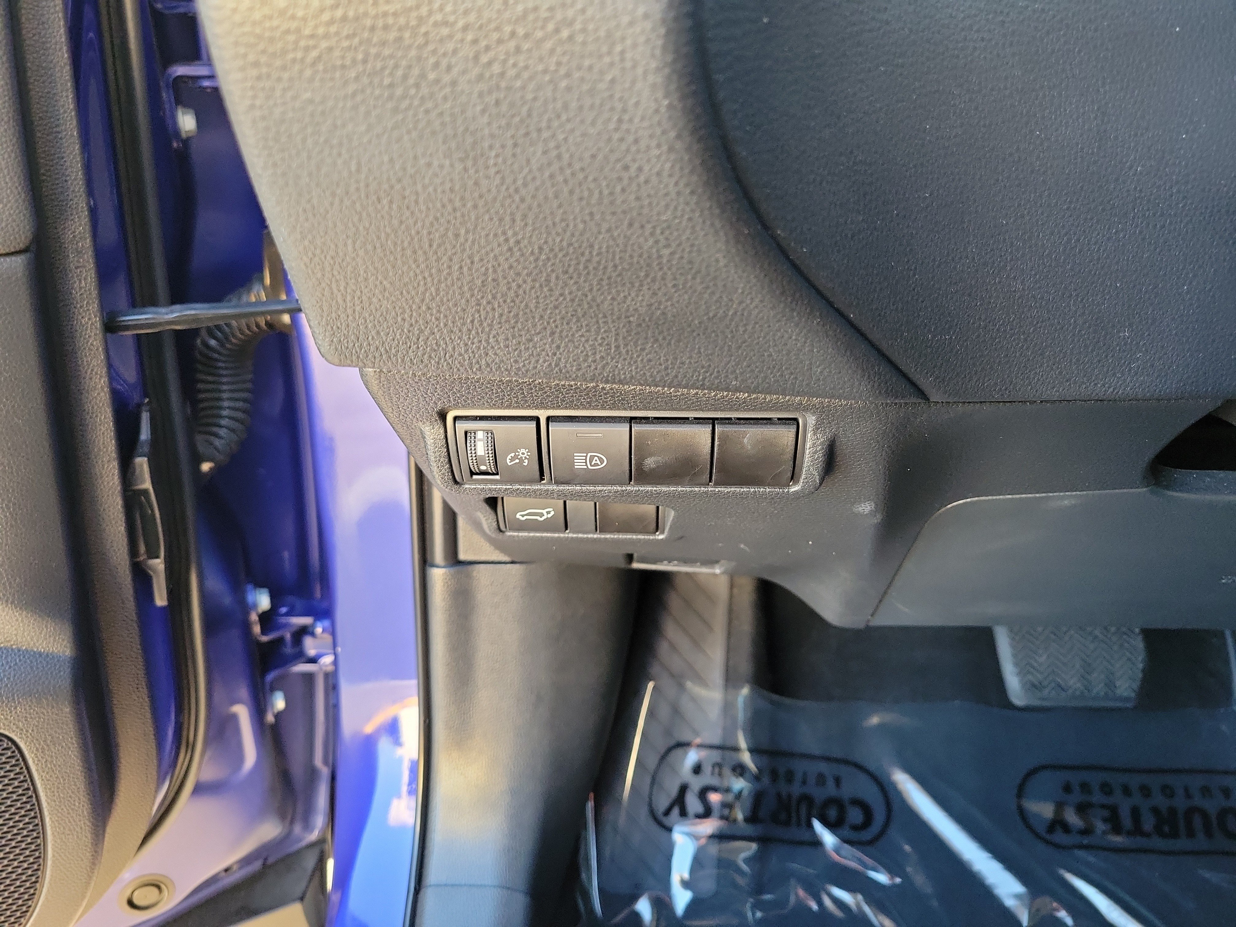 Used 2024 Toyota Corolla Cross XLE FWD image 27