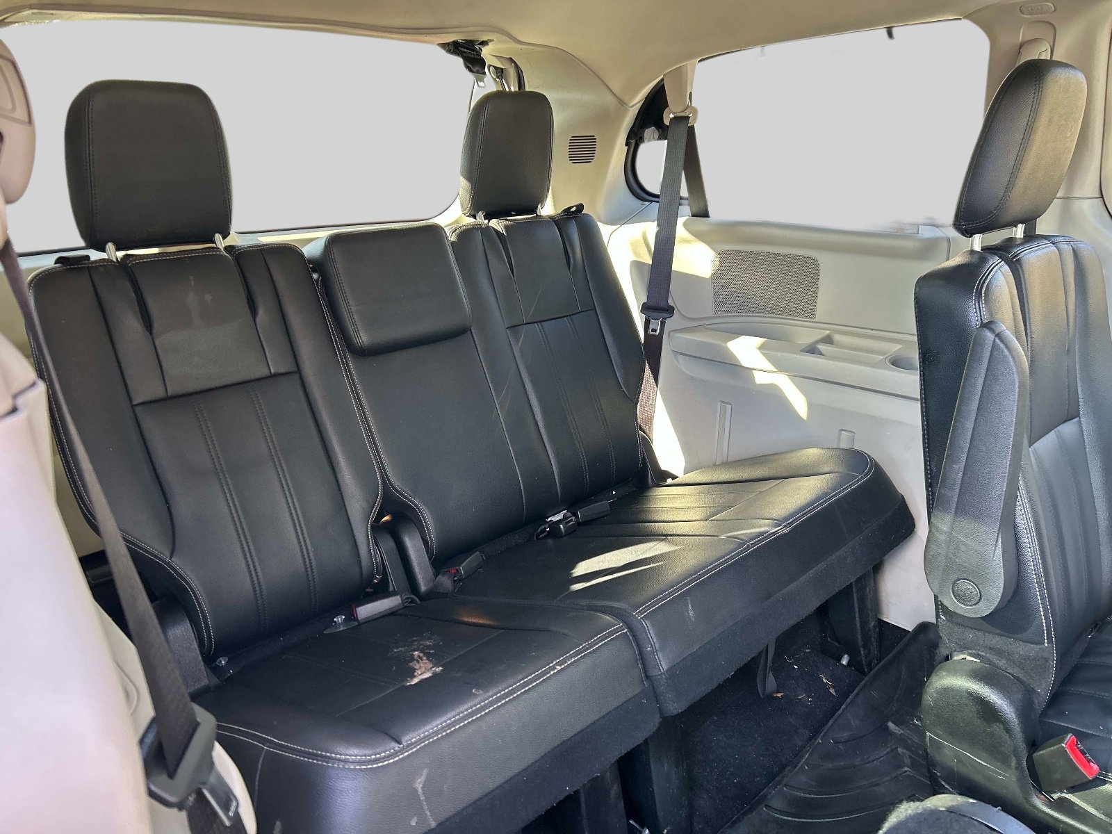 Used 2015 Chrysler Town & Country Touring FWD image 16