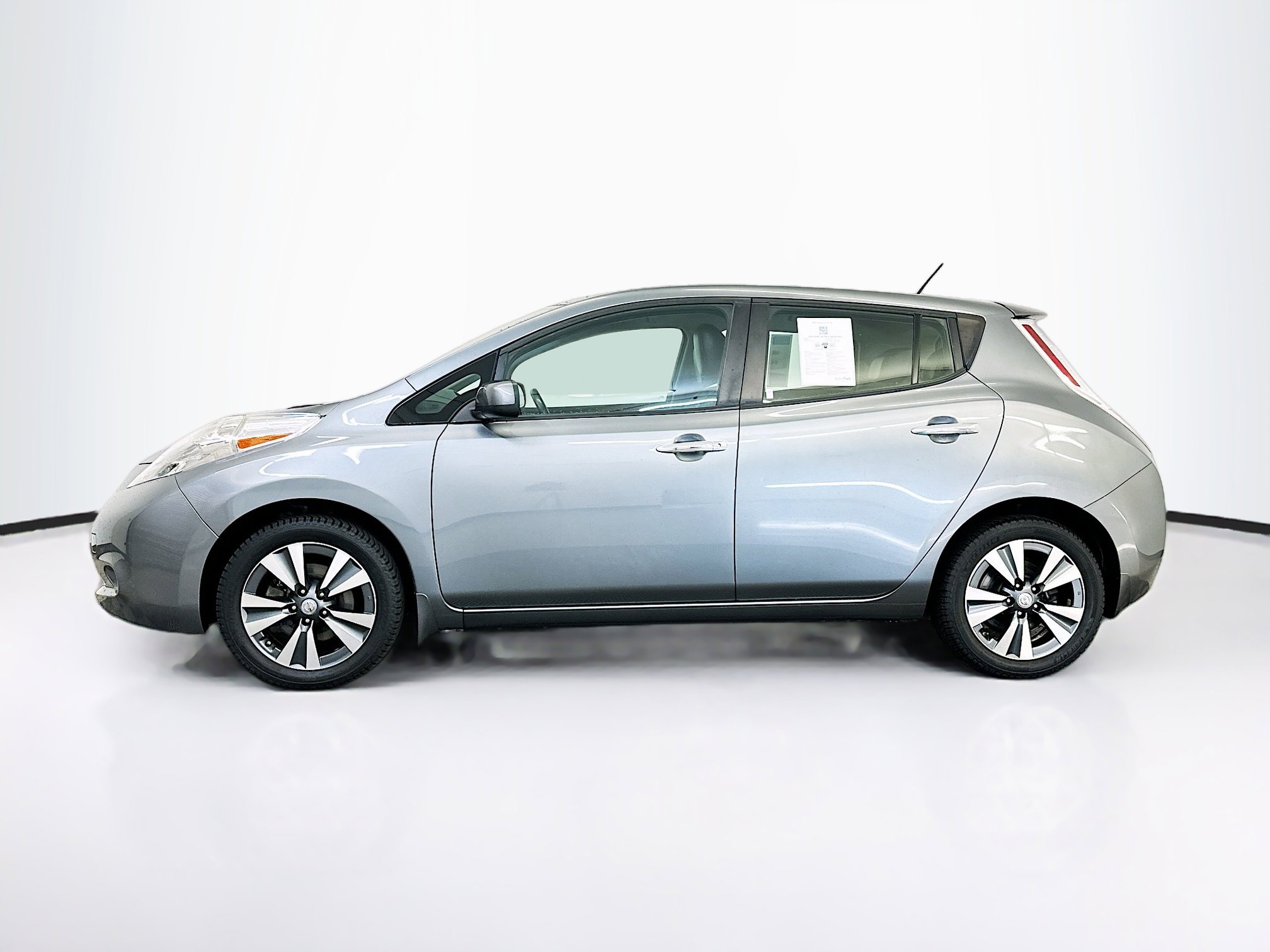 Used 2015 Nissan Leaf SL FWD image 4