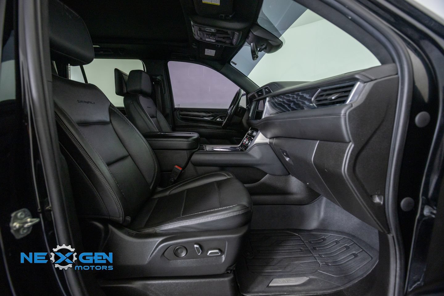 Used 2023 GMC Yukon Denali w/ Advanced Technology Package AWD/4WD image 42