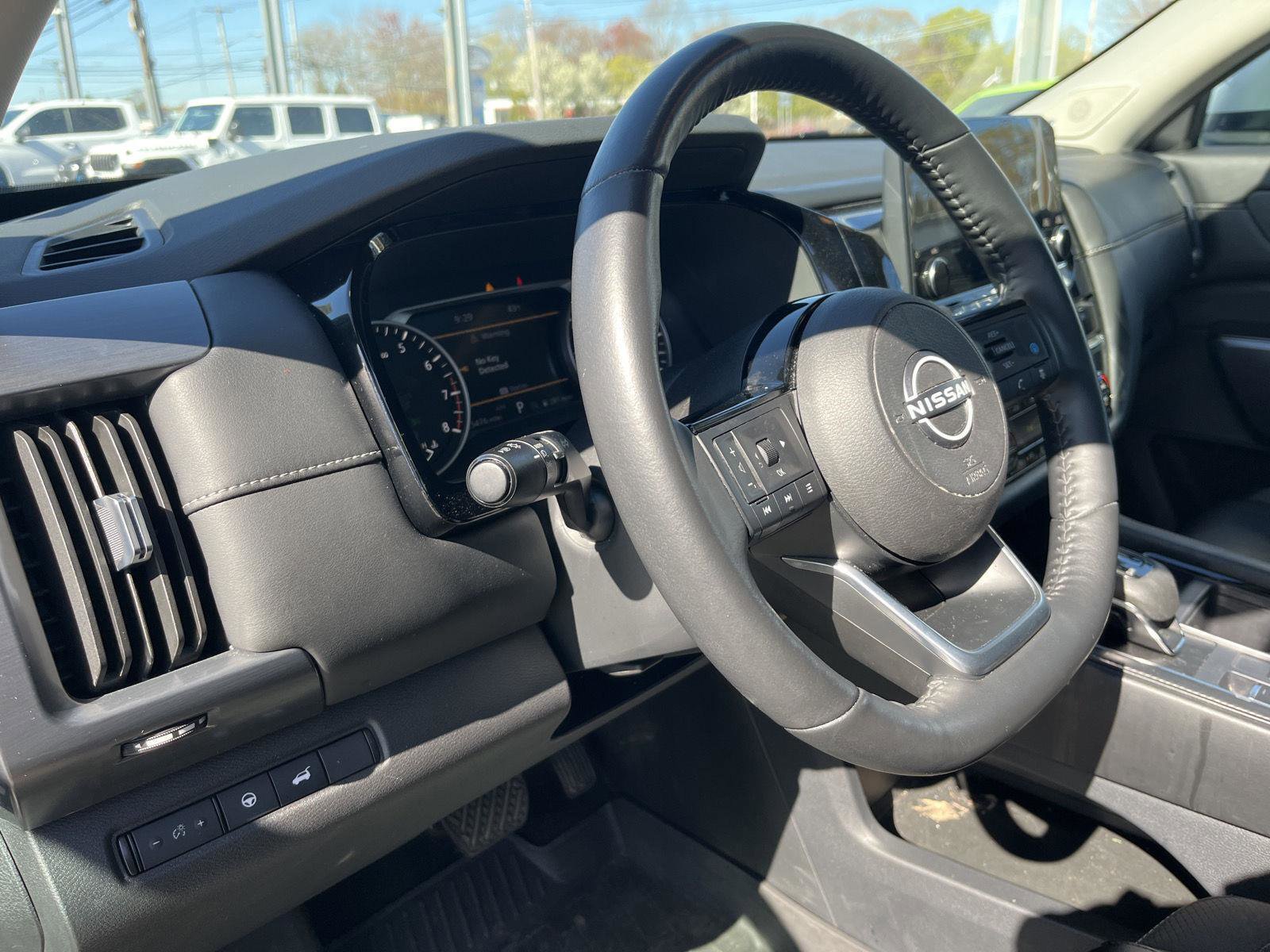 Used 2023 Nissan Pathfinder SL w/ SL Premium Package AWD/4WD image 11