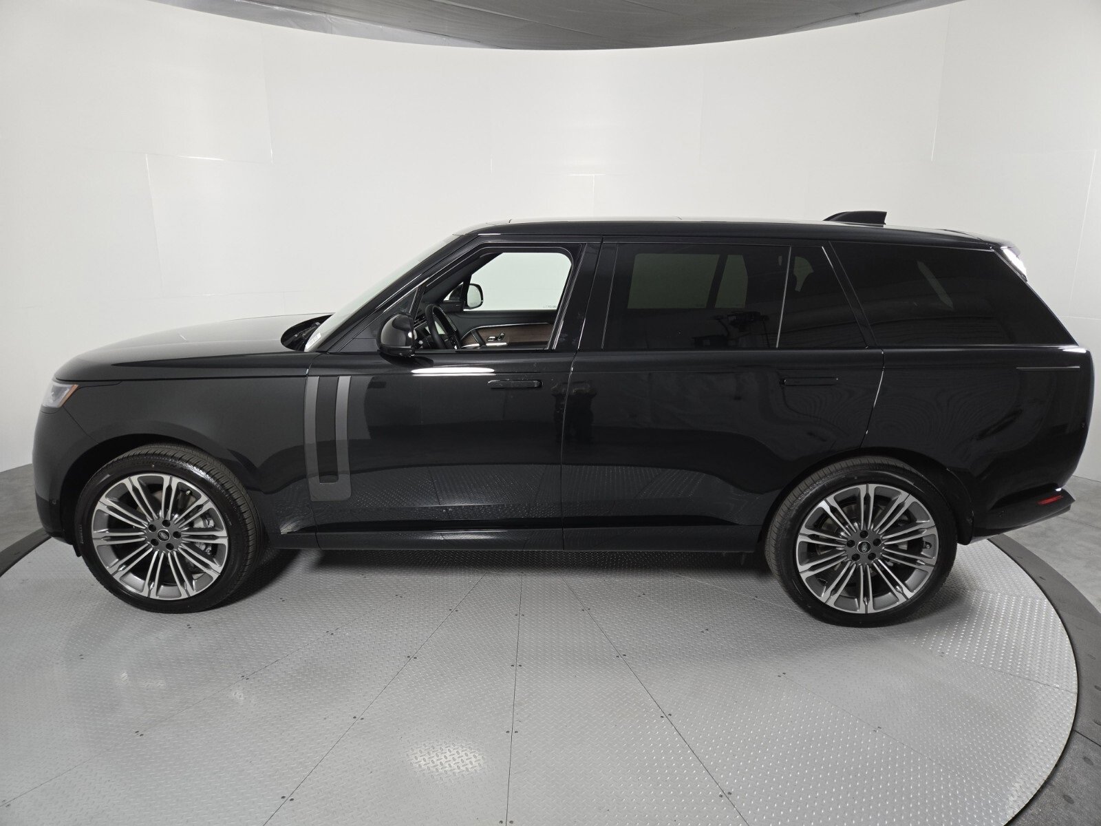 New 2025 Land Rover Range Rover Long Wheelbase SE image 6