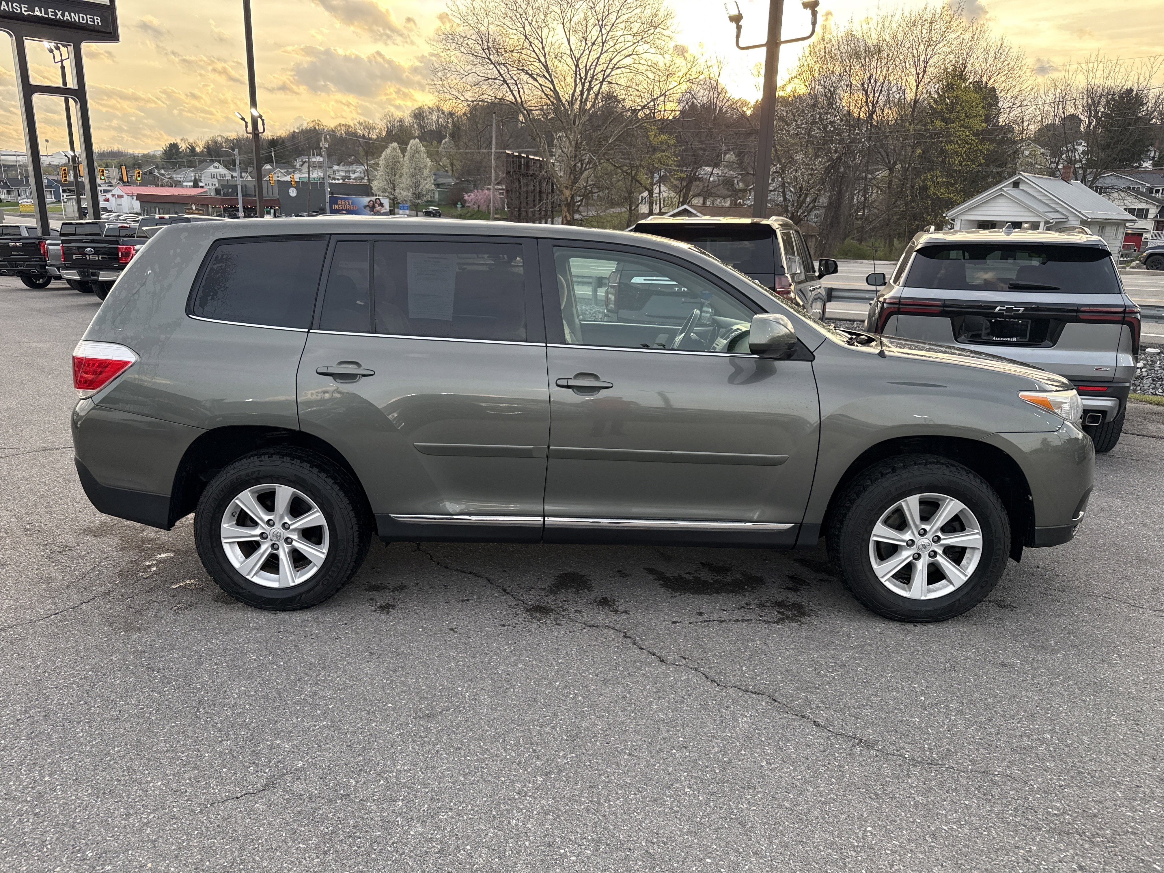 Used 2011 Toyota Highlander SE w/ Tow Pkg image 2