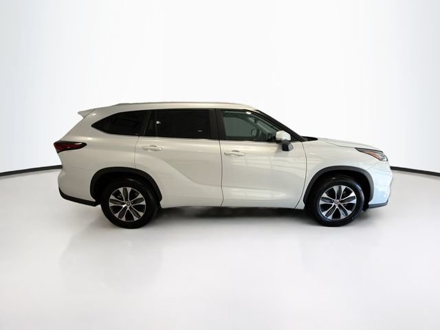 Certified 2025 Toyota Highlander XLE FWD image 7