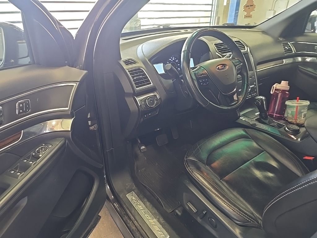 Used 2019 Ford Explorer Limited w/ Class III Trailer Tow Package image 9