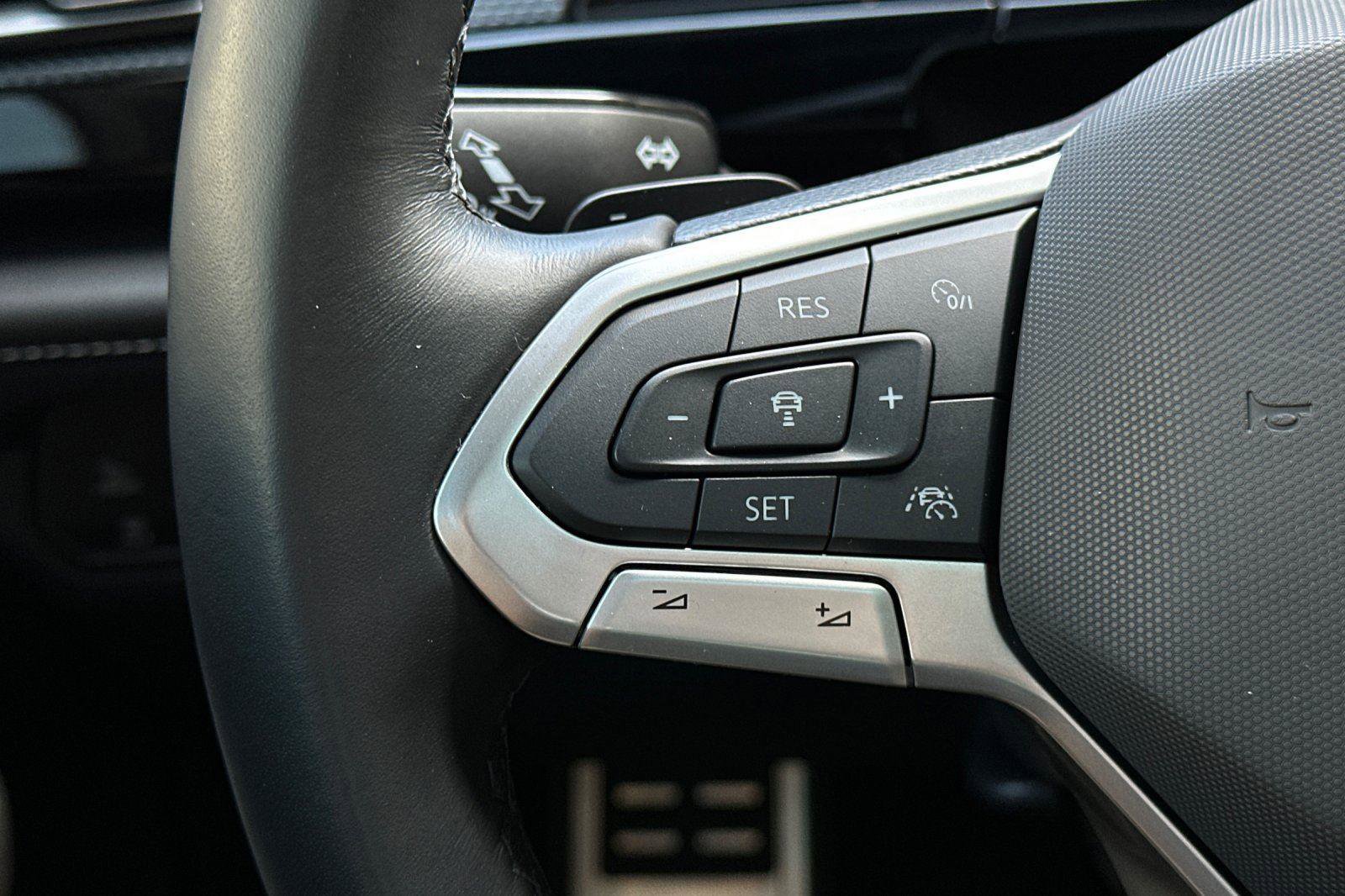 Used 2024 Volkswagen Atlas Cross Sport SEL Premium R-Line image 28