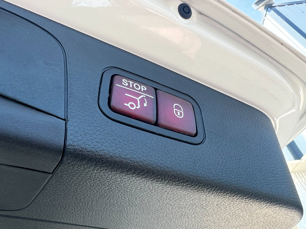 Used 2021 Mercedes-Benz GLC 300 4MATIC w/ Premium Package image 16