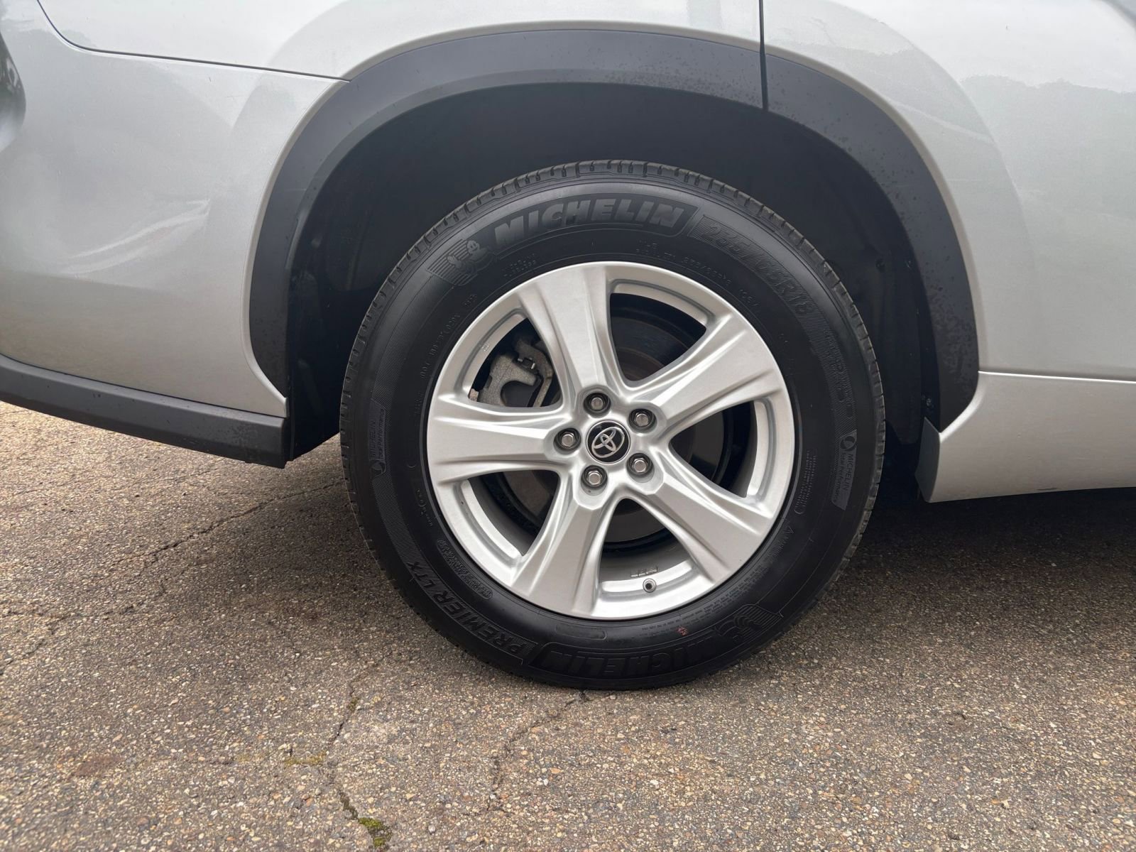 Used 2025 Toyota Highlander LE FWD image 34