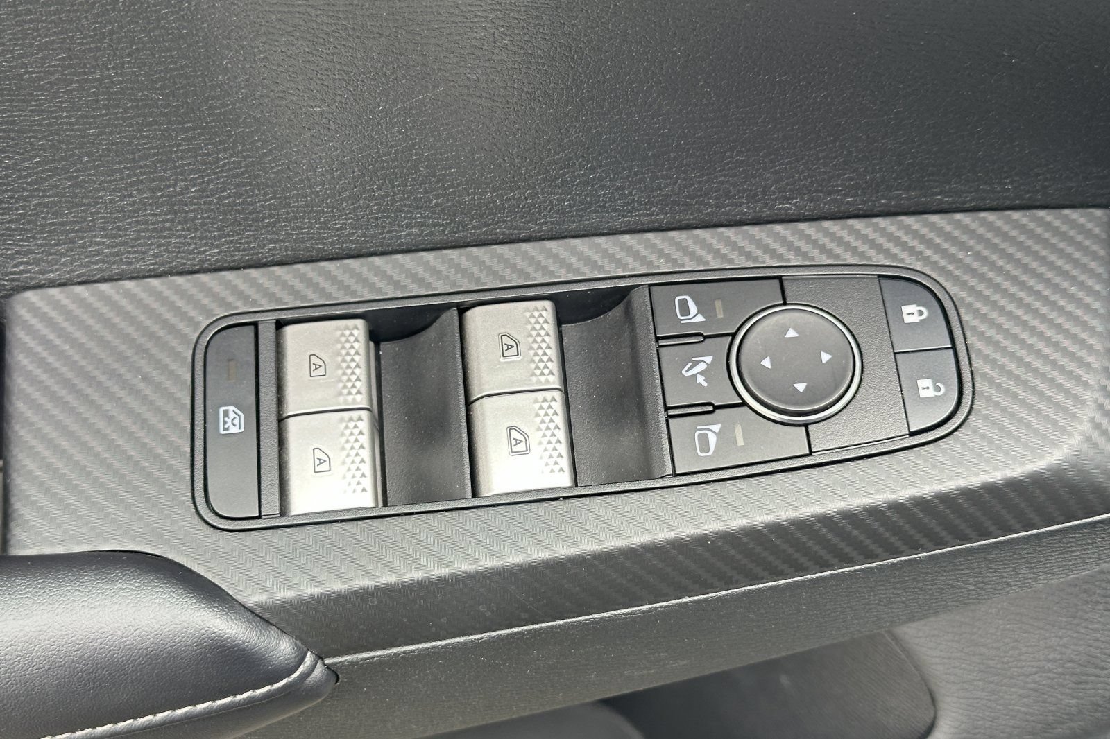 Used 2024 Mitsubishi Outlander AWD image 12
