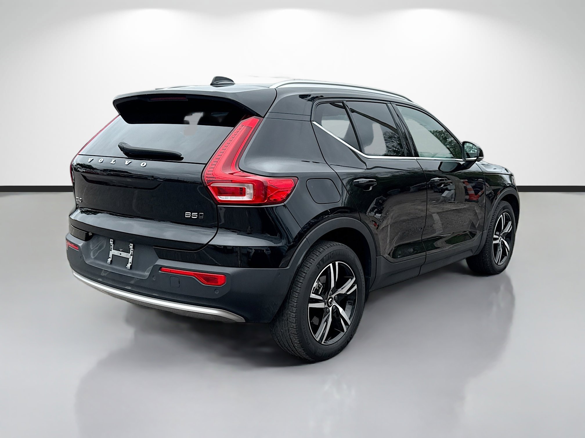Used 2023 Volvo XC40 B5 Plus image 3