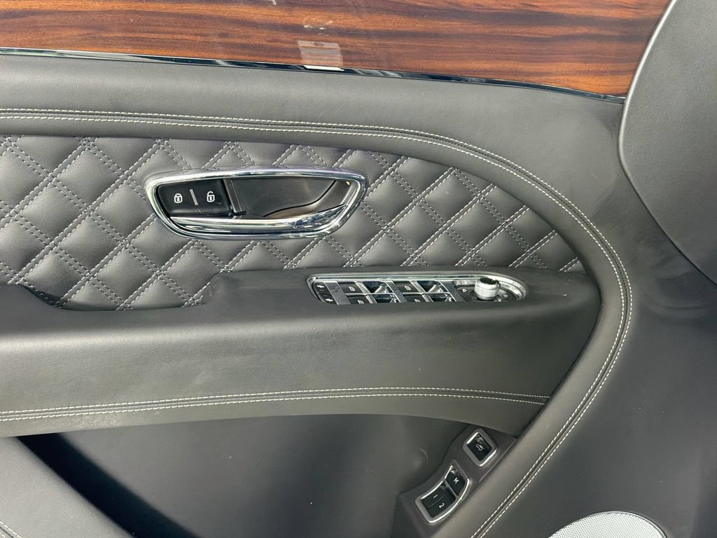 Used 2023 Bentley Bentayga AWD/4WD image 18