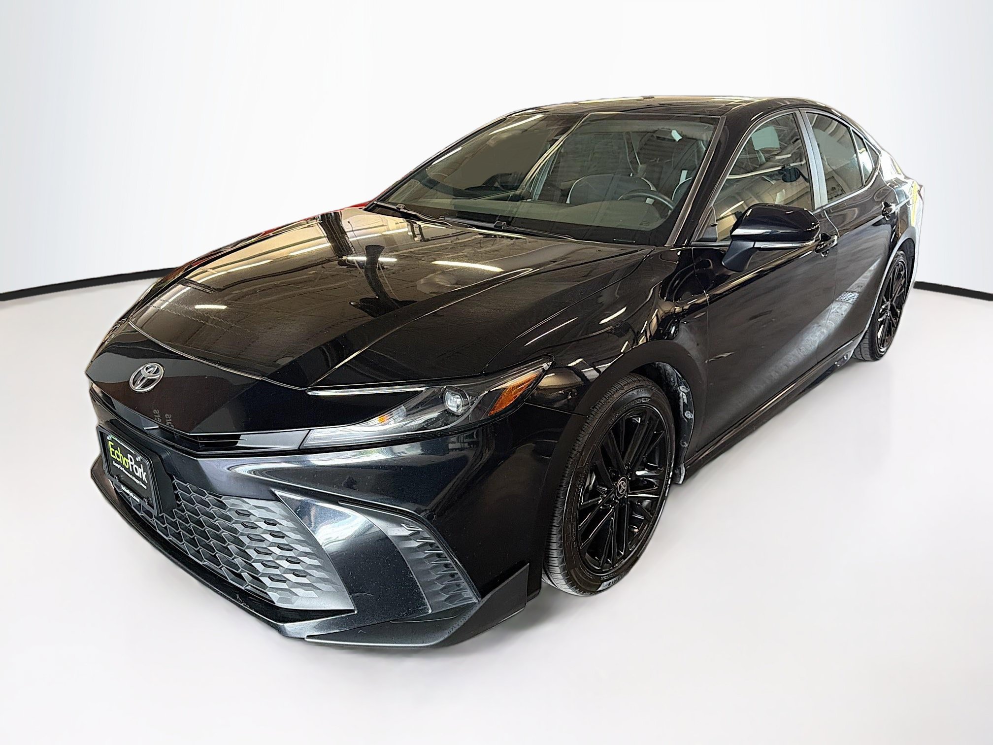 Used 2025 Toyota Camry SE FWD image 3