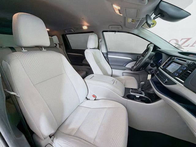 Used 2019 Toyota Highlander LE FWD image 32