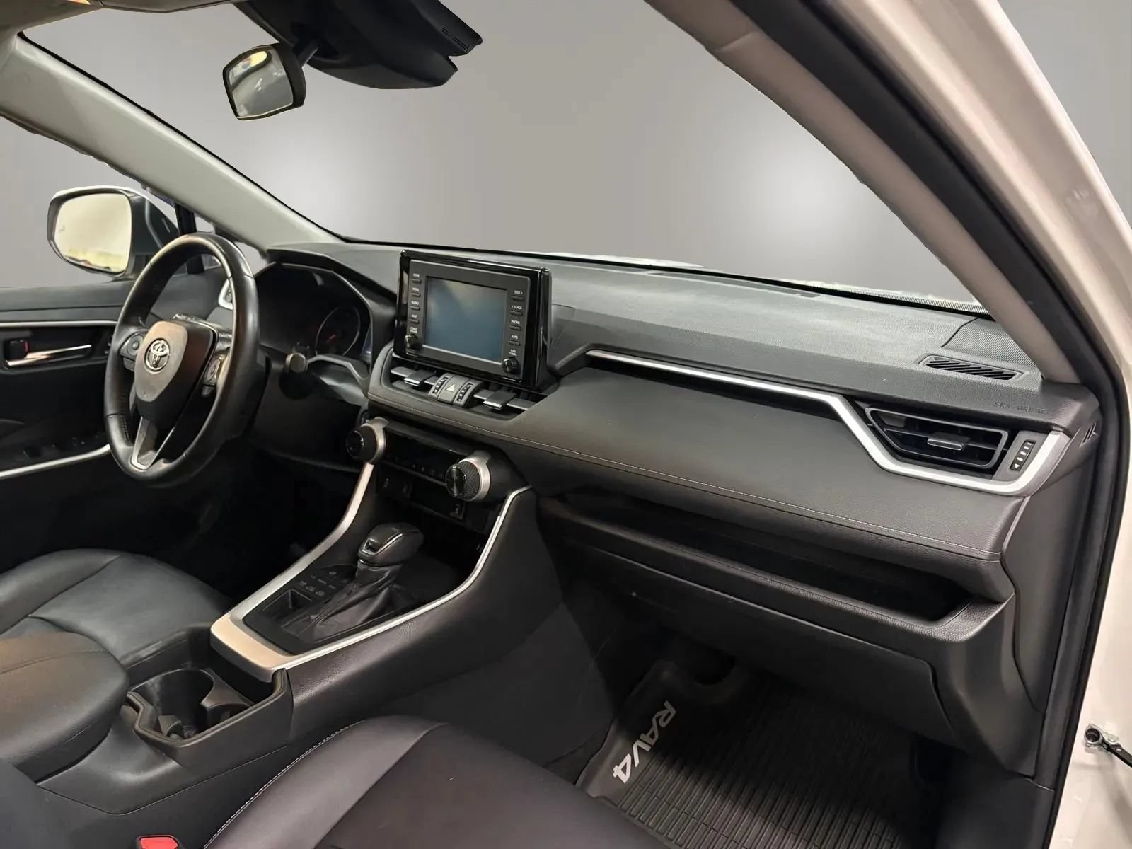Used 2019 Toyota RAV4 XLE Premium w/ Cold Weather Package AWD/4WD image 9