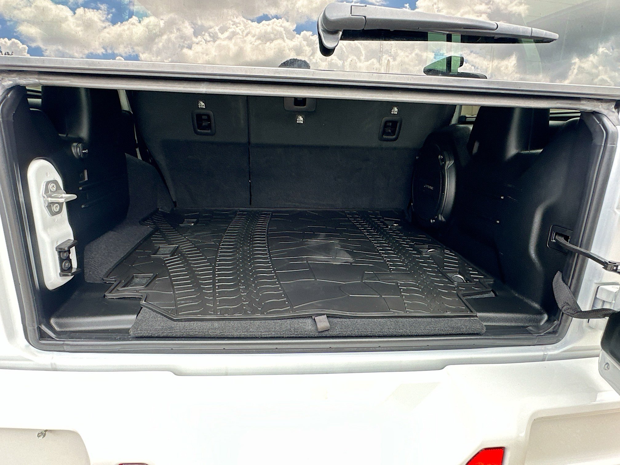 Used 2023 Jeep Wrangler Unlimited Sahara image 25