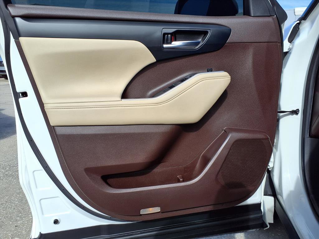 Used 2020 Toyota Highlander XLE image 24