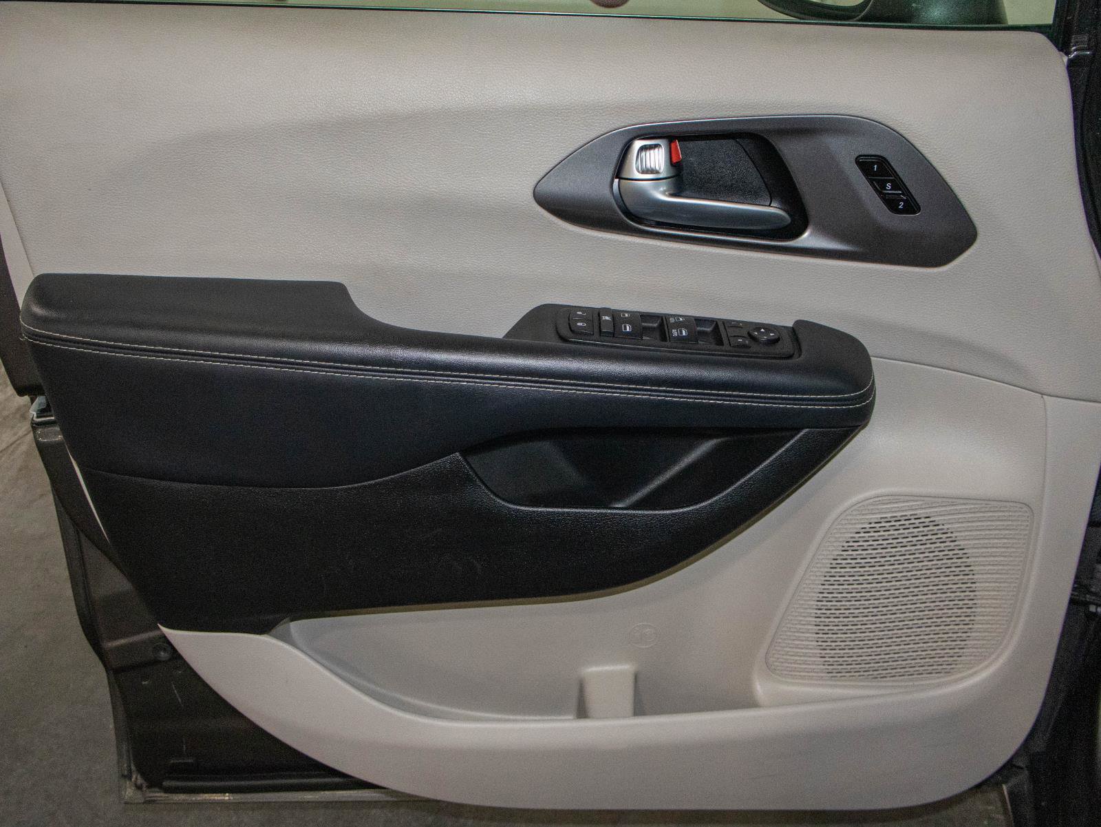 Used 2023 Chrysler Pacifica Touring-L FWD image 11