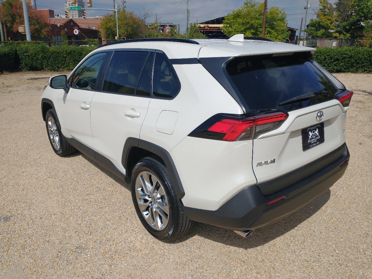 Used 2022 Toyota RAV4 XLE Premium image 14