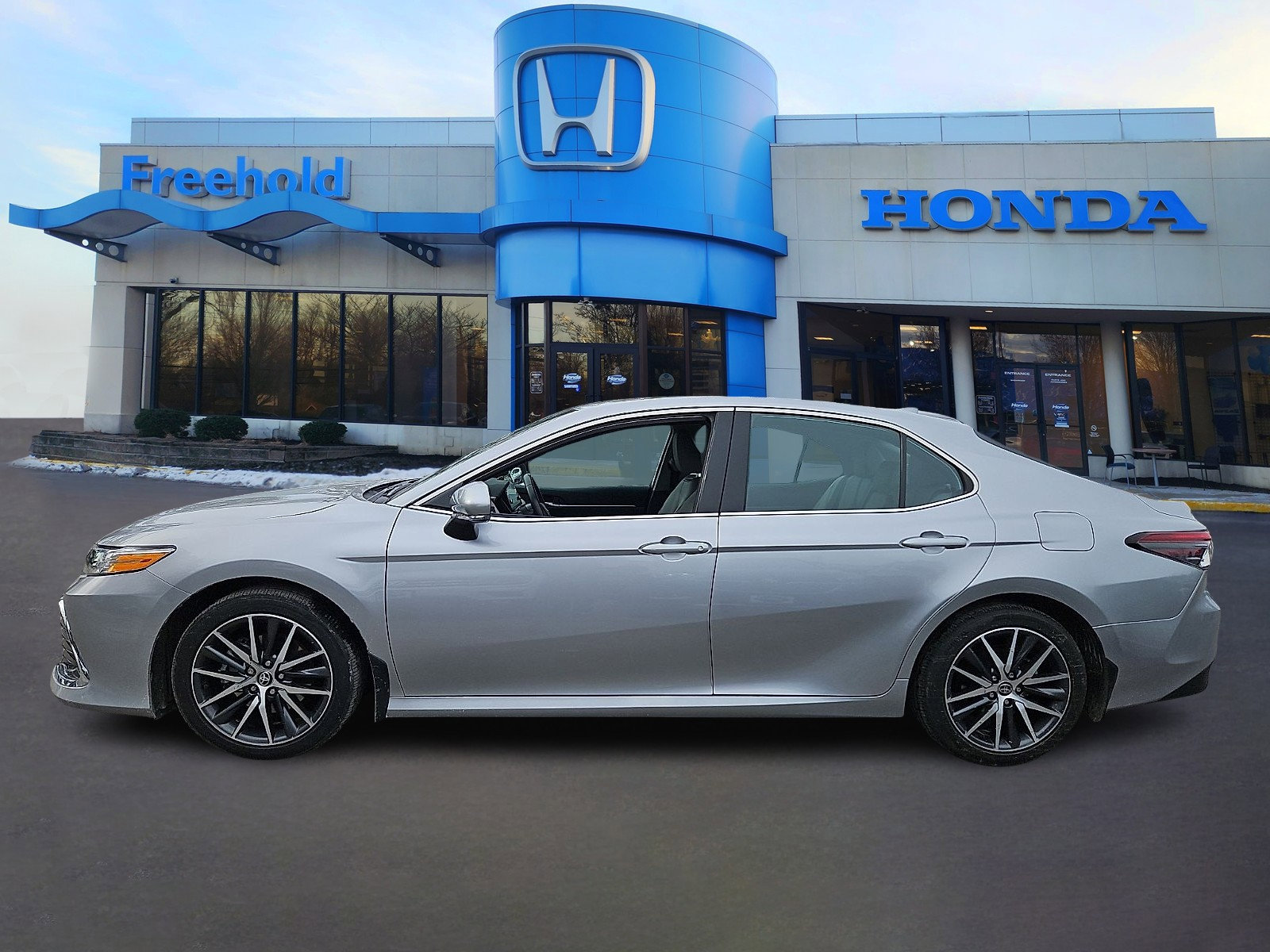 Used 2023 Toyota Camry XLE w/ Cold Weather Package image 4