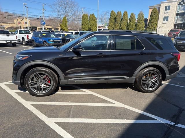 Used 2025 Ford Explorer ST-Line w/ ST-Line Street Pack image 4
