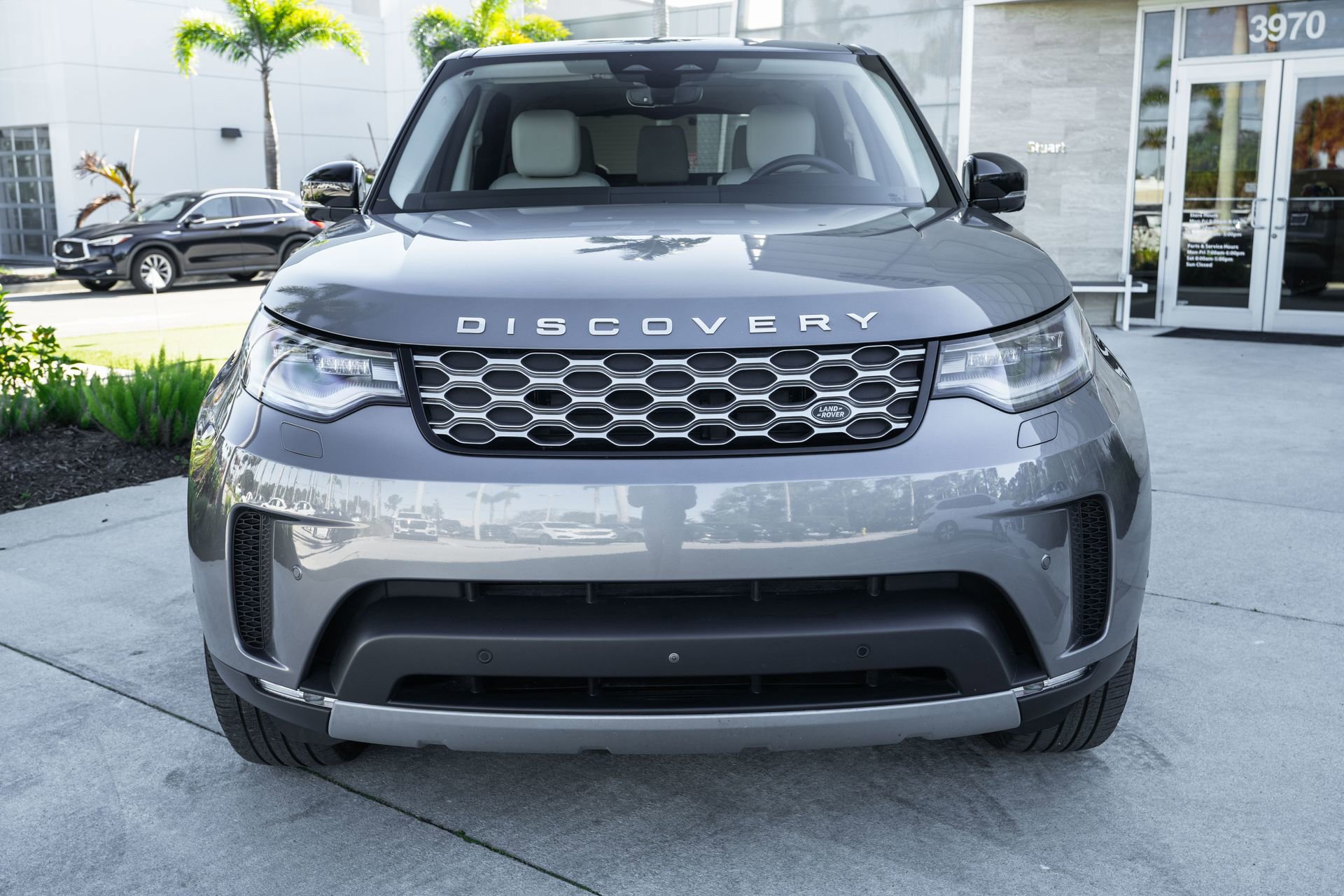 Used 2025 Land Rover Discovery S image 4