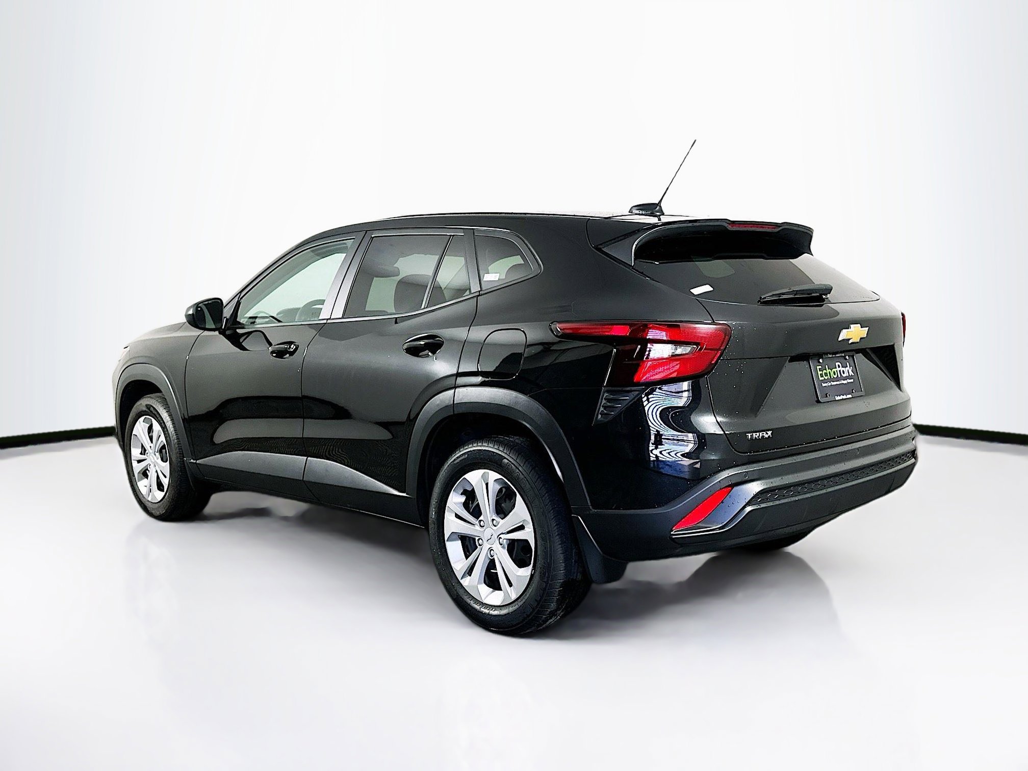 Used 2025 Chevrolet Trax LS w/ Driver Confidence Package image 5