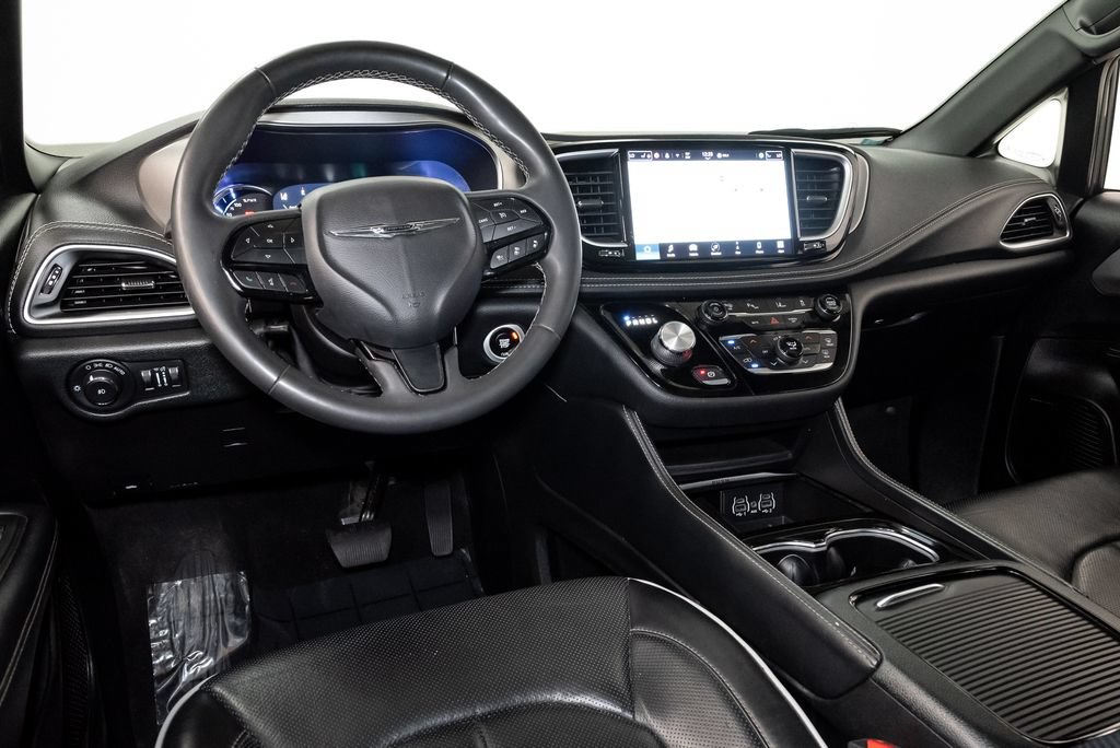 Used 2022 Chrysler Pacifica Limited w/ S Appearance Package FWD image 9