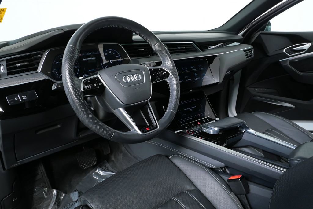 Certified 2022 Audi e-tron S Premium Plus w/ 21" Black Optic Package image 4