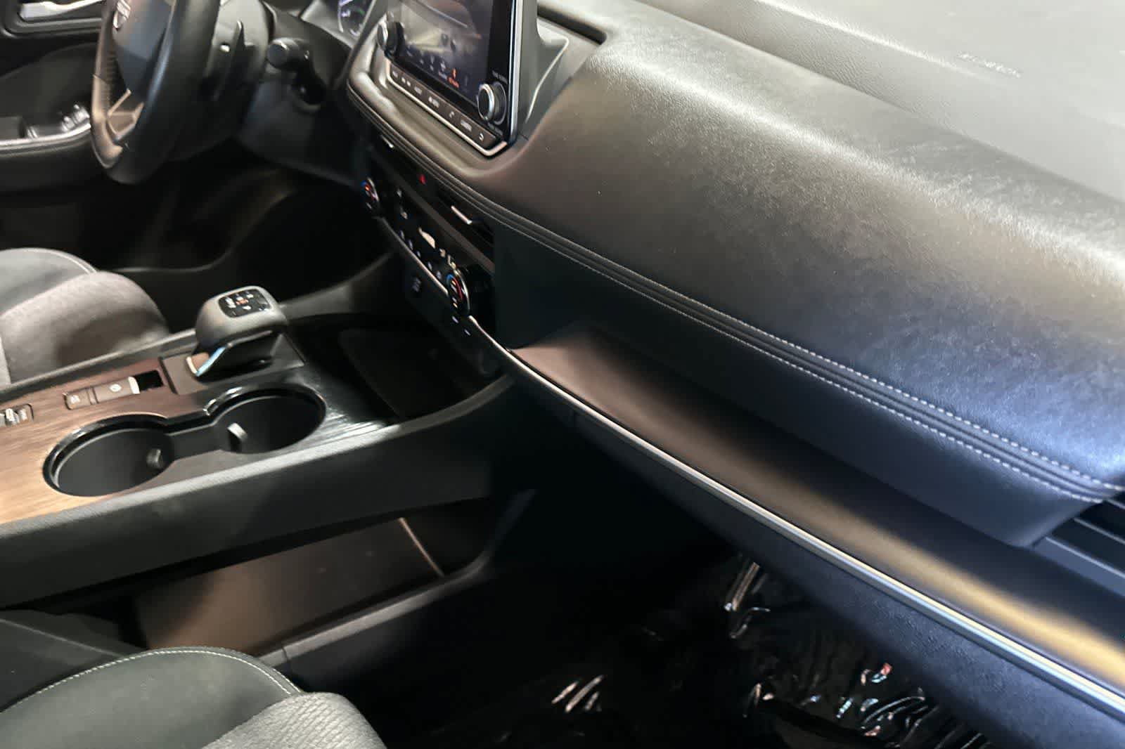 Certified 2025 Nissan Rogue SV FWD image 18