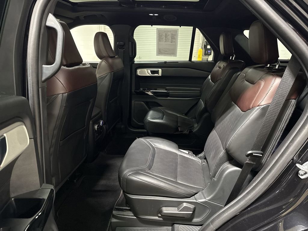 Used 2022 Ford Explorer Platinum w/ Equipment Group 601A AWD/4WD image 24